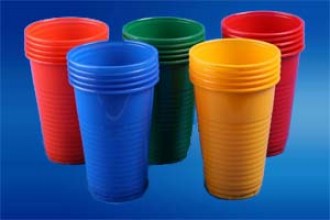 Пластиковые стаканы и чашки